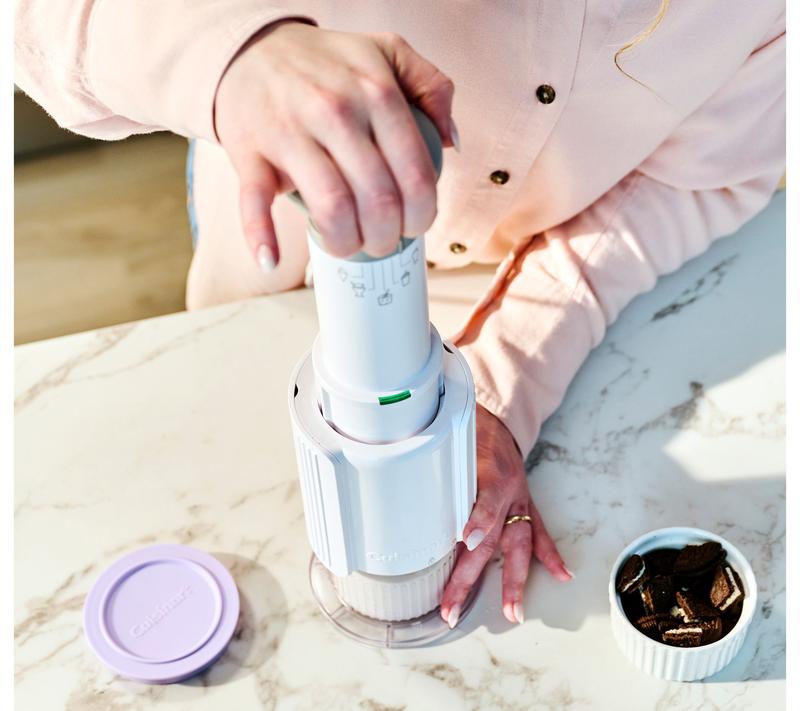 מכונת חטיפים קפואים של Cuisinart FastFreeze עם כוסות בירה